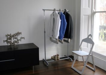 Wall Hanger faça você mesmo no corredor: com uma caixa de sapatos, com uma prateleira, com ganchos. Esqueça a falta de espaço!