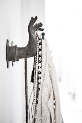 Wall Hanger faça você mesmo no corredor: com uma caixa de sapatos, com uma prateleira, com ganchos. Esqueça a falta de espaço!