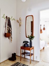Wall Hanger faça você mesmo no corredor: com uma caixa de sapatos, com uma prateleira, com ganchos. Esqueça a falta de espaço!