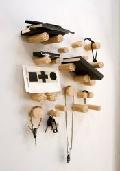Wall Hanger faça você mesmo no corredor: com uma caixa de sapatos, com uma prateleira, com ganchos. Esqueça a falta de espaço!