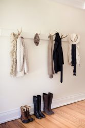 Wall Hanger faça você mesmo no corredor: com uma caixa de sapatos, com uma prateleira, com ganchos. Esqueça a falta de espaço!
