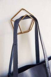 Wall Hanger faça você mesmo no corredor: com uma caixa de sapatos, com uma prateleira, com ganchos. Esqueça a falta de espaço!