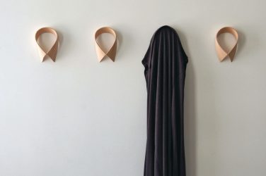 Wall Hanger faça você mesmo no corredor: com uma caixa de sapatos, com uma prateleira, com ganchos.Esqueça a falta de espaço!