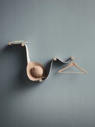 Wall Hanger faça você mesmo no corredor: com uma caixa de sapatos, com uma prateleira, com ganchos. Esqueça a falta de espaço!