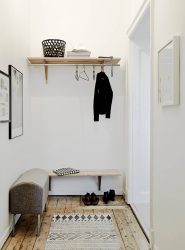 Wall Hanger faça você mesmo no corredor: com uma caixa de sapatos, com uma prateleira, com ganchos. Esqueça a falta de espaço!