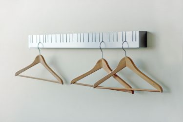 Wall Hanger faça você mesmo no corredor: com uma caixa de sapatos, com uma prateleira, com ganchos. Esqueça a falta de espaço!