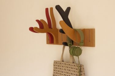 Wall Hanger faça você mesmo no corredor: com uma caixa de sapatos, com uma prateleira, com ganchos. Esqueça a falta de espaço!