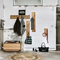 Wall Hanger faça você mesmo no corredor: com uma caixa de sapatos, com uma prateleira, com ganchos. Esqueça a falta de espaço!