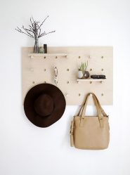 Wall Hanger faça você mesmo no corredor: com uma caixa de sapatos, com uma prateleira, com ganchos. Esqueça a falta de espaço!