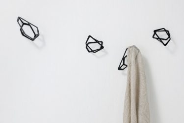 Wall Hanger faça você mesmo no corredor: com uma caixa de sapatos, com uma prateleira, com ganchos. Esqueça a falta de espaço!