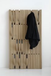 Wall Hanger faça você mesmo no corredor: com uma caixa de sapatos, com uma prateleira, com ganchos. Esqueça a falta de espaço!
