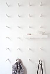 Wall Hanger faça você mesmo no corredor: com uma caixa de sapatos, com uma prateleira, com ganchos. Esqueça a falta de espaço!