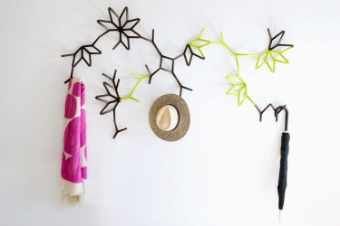 Wall Hanger faça você mesmo no corredor: com uma caixa de sapatos, com uma prateleira, com ganchos. Esqueça a falta de espaço!