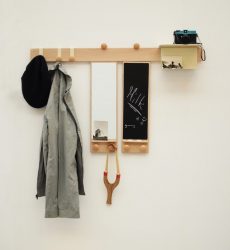 Wall Hanger faça você mesmo no corredor: com uma caixa de sapatos, com uma prateleira, com ganchos. Esqueça a falta de espaço!