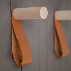 Wall Hanger faça você mesmo no corredor: com uma caixa de sapatos, com uma prateleira, com ganchos. Esqueça a falta de espaço!