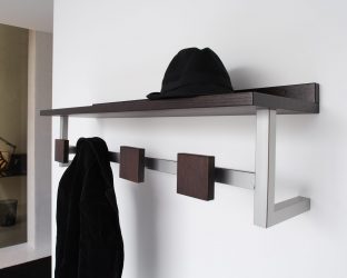 Wall Hanger faça você mesmo no corredor: com uma caixa de sapatos, com uma prateleira, com ganchos. Esqueça a falta de espaço!