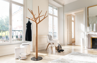 Wall Hanger do it yourself in the hallway: with a shoebox, with a shelf, with hooks. Forget about the lack of space!