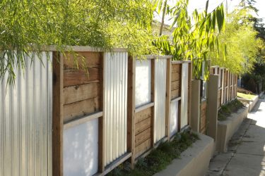 Cerca para uma casa de madeira privada: Como escolher? 200+ (fotos) lindas opções