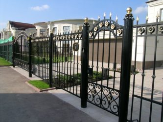 Cerca para uma casa de madeira privada: Como escolher? 200+ (fotos) lindas opções