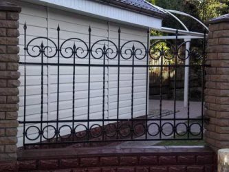 Cerca para uma casa de madeira privada: Como escolher? 200+ (fotos) lindas opções