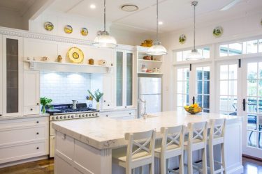 Elegância discreta do estilo americano: Escolhendo um design para um apartamento (sala de estar, quarto, cozinha)