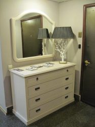 Características Dresser branco 200+ (fotos) opções (brilhante, com gavetas, sem alças)