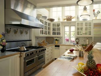 Decoração de interiores de uma grande cozinha moderna: 200 + (foto) idéias de design (cortinas, papel de parede, balcão de bar)