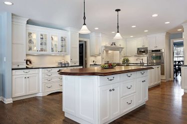 Decoração de interiores de uma grande cozinha moderna: 200 + (foto) idéias de design (cortinas, papel de parede, balcão de bar)