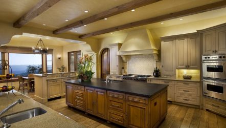 Decoração de interiores de uma grande cozinha moderna: 200 + (foto) idéias de design (cortinas, papel de parede, balcão de bar)