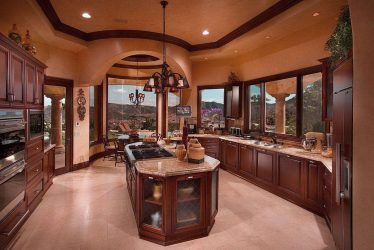 Decoração de interiores de uma grande cozinha moderna: 200 + (foto) idéias de design (cortinas, papel de parede, balcão de bar)
