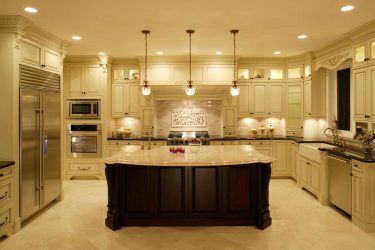 Decoração de interiores de uma grande cozinha moderna: 200 + (foto) idéias de design (cortinas, papel de parede, balcão de bar)