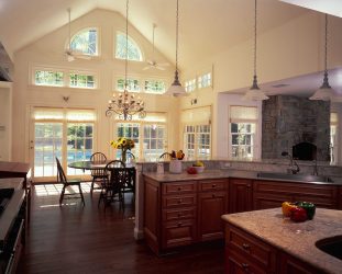 Decoração de interiores de uma grande cozinha moderna: 200 + (foto) idéias de design (cortinas, papel de parede, balcão de bar)