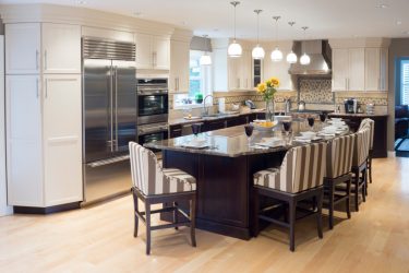 Decoração de interiores de uma grande cozinha moderna: 200 + (foto) idéias de design (cortinas, papel de parede, balcão de bar)
