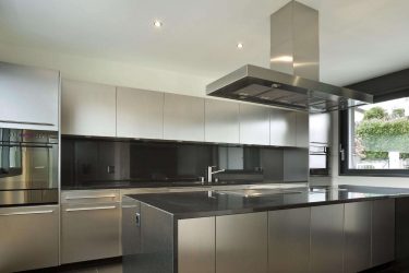 Decoração de interiores de uma grande cozinha moderna: 200 + (foto) idéias de design (cortinas, papel de parede, balcão de bar)