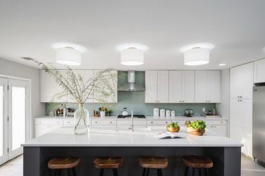 Decoração de interiores de uma grande cozinha moderna: 200 + (foto) idéias de design (cortinas, papel de parede, balcão de bar)