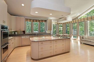 Decoração de interiores de uma grande cozinha moderna: 200 + (foto) idéias de design (cortinas, papel de parede, balcão de bar)