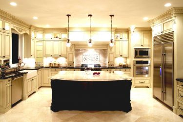 Decoração de interiores de uma grande cozinha moderna: 200 + (foto) idéias de design (cortinas, papel de parede, balcão de bar)