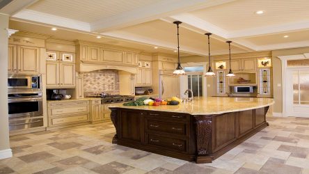 Decoração de interiores de uma grande cozinha moderna: 200 + (foto) idéias de design (cortinas, papel de parede, balcão de bar)
