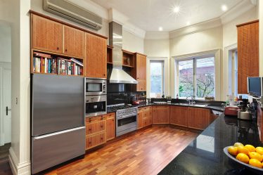 Decoração de interiores de uma grande cozinha moderna: 200 + (foto) idéias de design (cortinas, papel de parede, balcão de bar)