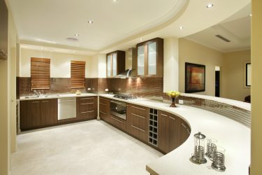 Decoração de interiores de uma grande cozinha moderna: 200 + (foto) idéias de design (cortinas, papel de parede, balcão de bar)