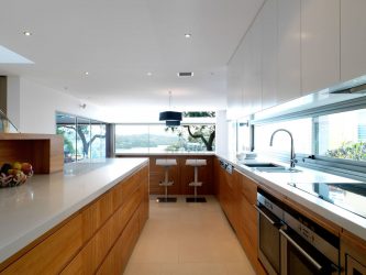 Decoração de interiores de uma grande cozinha moderna: 200 + (foto) idéias de design (cortinas, papel de parede, balcão de bar)
