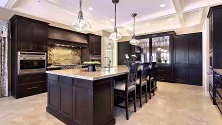 Decoração de interiores de uma grande cozinha moderna: 200 + (foto) idéias de design (cortinas, papel de parede, balcão de bar)