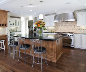 Decoração de interiores de uma grande cozinha moderna: 200 + (foto) idéias de design (cortinas, papel de parede, balcão de bar)