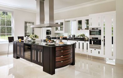 Decoração de interiores de uma grande cozinha moderna: 200 + (foto) idéias de design (cortinas, papel de parede, balcão de bar)