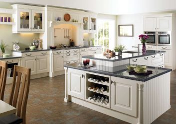 Decoração de interiores de uma grande cozinha moderna: 200 + (foto) idéias de design (cortinas, papel de parede, balcão de bar)