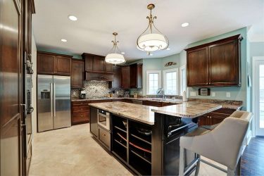 Decoração de interiores de uma grande cozinha moderna: 200 + (foto) idéias de design (cortinas, papel de parede, balcão de bar)