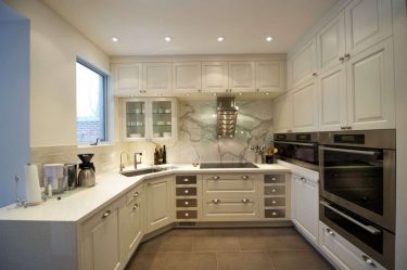 Decoração de interiores de uma grande cozinha moderna: 200 + (foto) idéias de design (cortinas, papel de parede, balcão de bar)