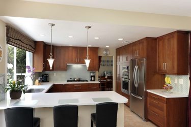 Decoração de interiores de uma grande cozinha moderna: 200 + (foto) idéias de design (cortinas, papel de parede, balcão de bar)