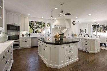 Decoração de interiores de uma grande cozinha moderna: 200 + (foto) idéias de design (cortinas, papel de parede, balcão de bar)
