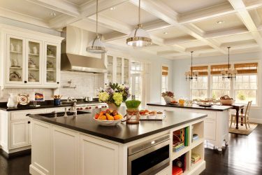 Decoração de interiores de uma grande cozinha moderna: 200 + (foto) idéias de design (cortinas, papel de parede, balcão de bar)